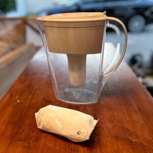 Brita water pitcher with brand new replacement filter